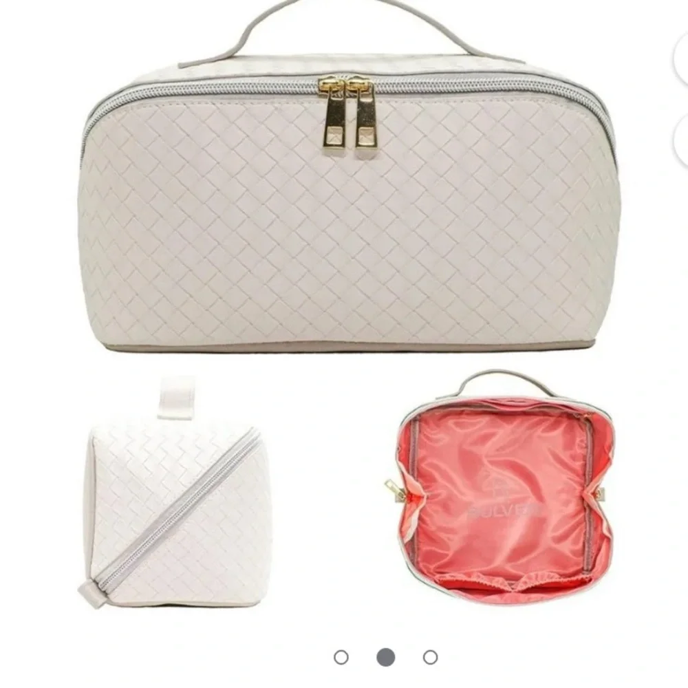 NWT Bulveri Makeup Bag White/Gray and Coral Quilted Design with Gold Zipper